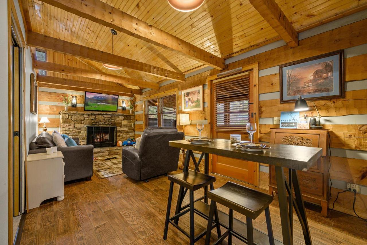 The Robins Nest With Hot Tub Villa Pigeon Forge Bagian luar foto